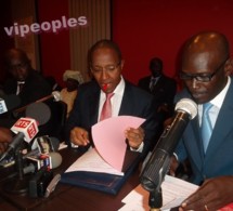 Le premier ministre Abdoul Mbaye le capuchon dans la bouche comme ça se faisait à l'élémentaire Le premier ministre Abdoul Mbaye le capuchon dans la bouche comme ça se faisait à l'élémentaire