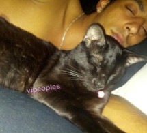 Le mannequin  Mouhamed Amada Ndiaye dort toujours avec son chat