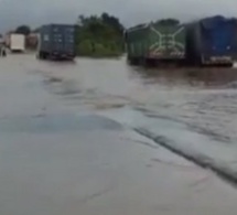 Fortes pluies : La route nationale coupée en deux à hauteur de Diamniadio