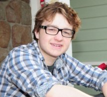 Angus T.Jones : le héros de Mon Oncle Charlie s'excuse pour ses propos envers la série