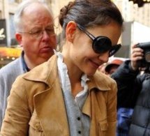 Katie Holmes : Elégante et cachée derrière ses lunettes de soleil à Broadway