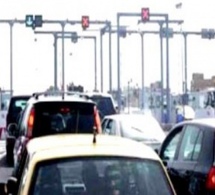 Autoroute à péage : le renversement d’un camion cause d’importants dégâts, créant un large bouchon