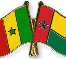 Avenues aux noms de Macky Sall et Buhari - Des Bissau-guinéens marchent sur le drapeau du Sénégal