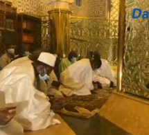 Exclusive les prières de Macky Sall devant le mausolée de Serigne Touba avec Serigne Bass Abdou Khadre