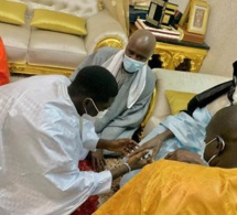 Le fils de Aly Ngouille Ndiaye chez le khalife général des mourides
