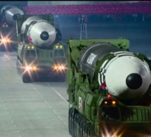 La Corée du Nord dévoile un missile intercontinental géant lors d'un défilé