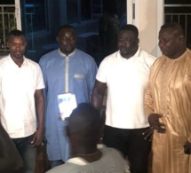 Réunion d’urgence : Les lutteurs en activité se sont réunis chez Gris Bordeaux. Réunion d’urgence : Les lutteurs en activité se sont réunis chez Gris Bordeaux.