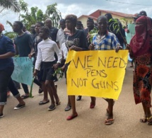 Cameroun anglophone: les 11 enseignants libérés, dernier hommage aux écoliers tués