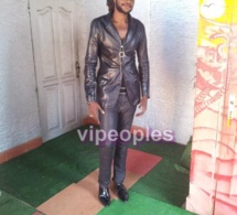 Le mannequin Mor Fall en cuir, mais qu'il est sexy!