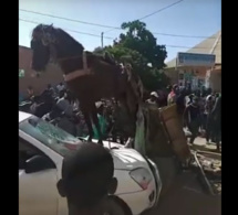 Incroyable Accident Entre Une Charrette Et Une Voiture