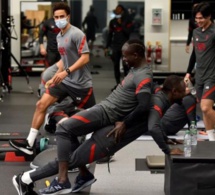Quand Naby Keita s’amuse à faire des pompes avec Sadio Mané sur le dos !