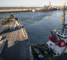 Les forces navales russes surveillent un destroyer américain en mer Noire