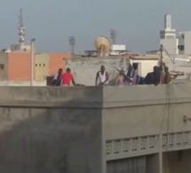 Un voleur grièvement amoché par plusieurs individus sur une terrasse