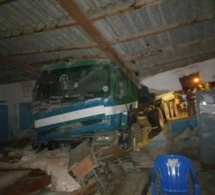 Spectaculaire accident à l’école Colobane 2 Nord De Rufisque : Un camion de ciment finit sa course dans une classe