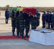 Hommage à Pape Bouba : Le president Macky Sall et les lions de 2002 ont accueilli le cerceuille.