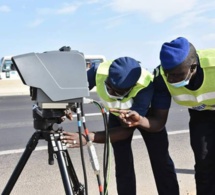 Un radar de contrôle de vitesse installé sur l'autoroute