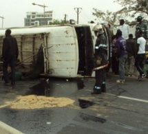 Un Car « Ndiaga Ndiaye » Se Renverse Sur L’autoroute À Péage Et Fait Plusieurs Blessés