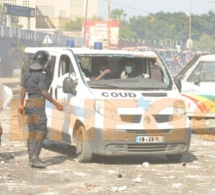 Les étudiants détruisent l’ambulance du Coud