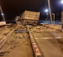 Un camion fou rase les équipements du péage