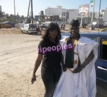 Serigne Koutia drague une femme en chemin