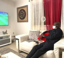 Couvre-feu: A 21h, Aly Ngouille Ndiaye relax sur son canapé en regardant son match (photos)