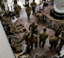 La Garde nationale venue protéger le Capitole dort à même le sol – images