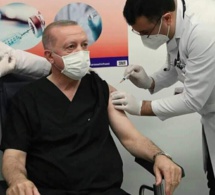 Covid 19: Le Président Erdogan se fait vacciner devant les caméras pour dissiper le doute