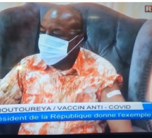 Guinée: Le Président Alpha Condé s'est fait administrer le vaccin russe devant les caméras
