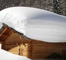 Il déneige un toit et provoque une «avalanche» – vidéo