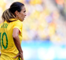 Donner le même salaire à Marta qu'à Neymar ? Une question "ridicule", selon le président brésilien