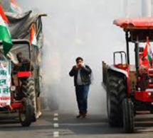 Inde: les agriculteurs investissent New Delhi et crient leur désespoir