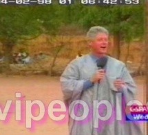 Le président Bill Clinton, en boubou sénégalais