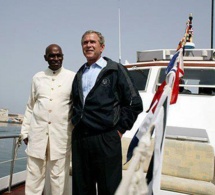 Abdoulaye Wade et George Bush profitent du soleil et de la mer.