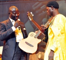 Babacar Gaye offrant une guitare à Pape