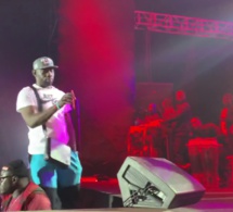 Niang KHARAGNE LO arrose Waly SECK de liass au stadium indépendance de la Gambie