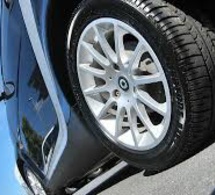Elle coince sa Mercedes dans l’escalier en prenant une mauvaise sortie d’un parking