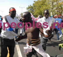 Le manifestant et le gris-gris à la marche du PDS.