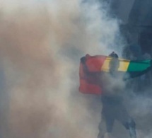 Ucad : Les forces de l’ordre lancent des bombes lacrymogènes sur des étudiants drapés de notre drapeau et chantant l’hymne national