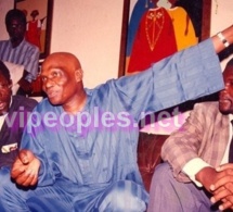 Souvenir : Me Wade entouré du journaliste Mour Diop et de Ousmane Ngom !!!