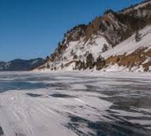Un vent de plus de 120 km/h bloque des touristes sur le lac Baïkal en Sibérie