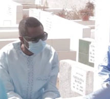 Les Tristes Images De Youssou Ndour Et Pape Diouf Se Recueillant Sur La Tombe De Papa Thione