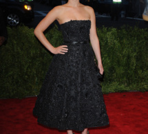 JENNIFER LAWRENCE : UN LOOK VINTAGE SIGNÉ DIOR AU MET BALL