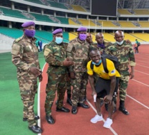 Sadio Mané prend la pose avec des agents de sécurité congolais