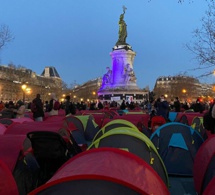 Camp de migrants installé à Paris: le Président «dit que l’on est en guerre, les victimes sont là»