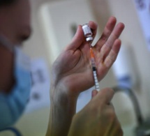 Covid-19: Macron appelle à "vacciner, vacciner, vacciner", les médecins déplorent un manque de doses