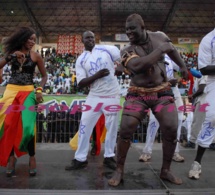 Le lutteur Balla gaye 2 s'amuse à côté de l'artiste Queen Biz au stade Demba Diop