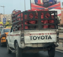 Un véhicule rempli de bonbonnes de gaz Lobbou Mame Diarra Bousso sans rétroviseur, ni plaque d’immatriculation, fait...