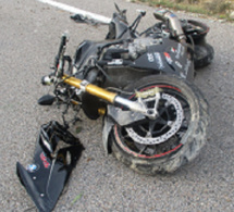 Drame à Ouakam: un conducteur d’un scooter heurté par un taxi, puis écrasé par un minicar