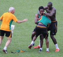 Deux joueurs Ivoiriens,Gosso et Abdul Razak se battent en pleine séance d'entraînement