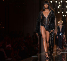 La panthère reprend du service : un défilé ultra sexy pour Versace devant un parterre de stars